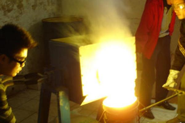 深圳熔煉爐機(jī)械加料